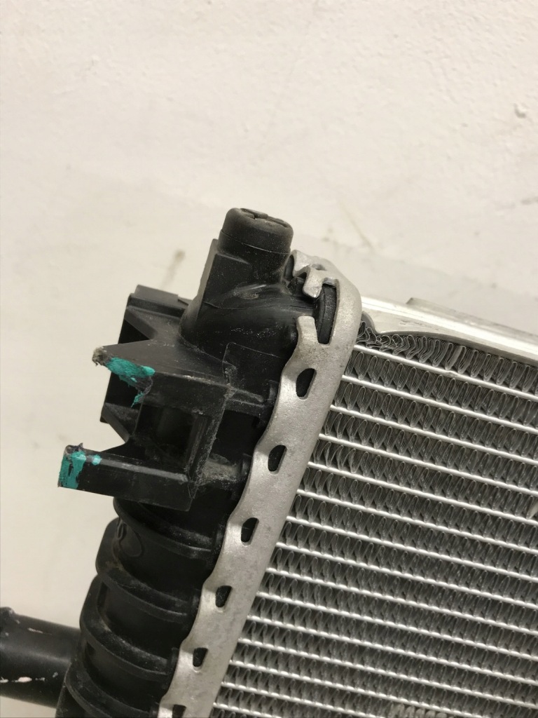 Купити Радіатор води audi q7 2 a6 c8 4m0145804aa