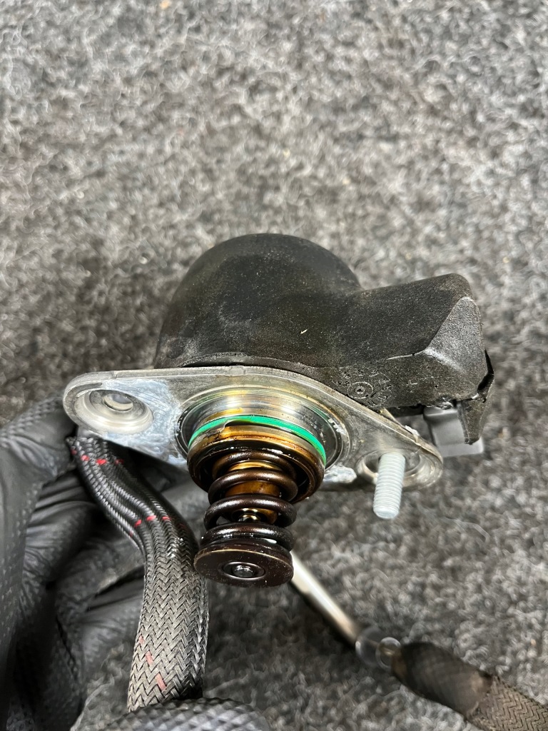 Infiniti mercedes 2.0 cgi насос пального упорскування 0261520216 a2740700501 в Україні