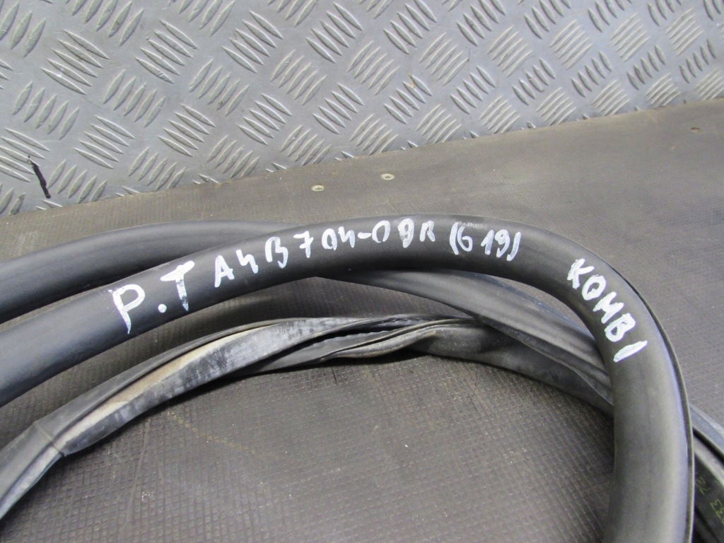 фото №3, Прокладка двері правий задня audi a4 b7 04-08 r.