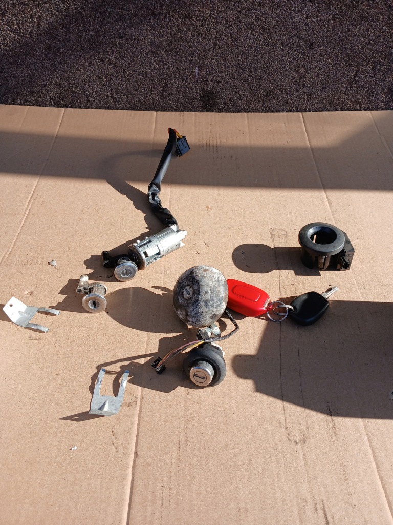 фото №1, Замок зажигания вкладыши ключи комплект оригинал dacia sandero i