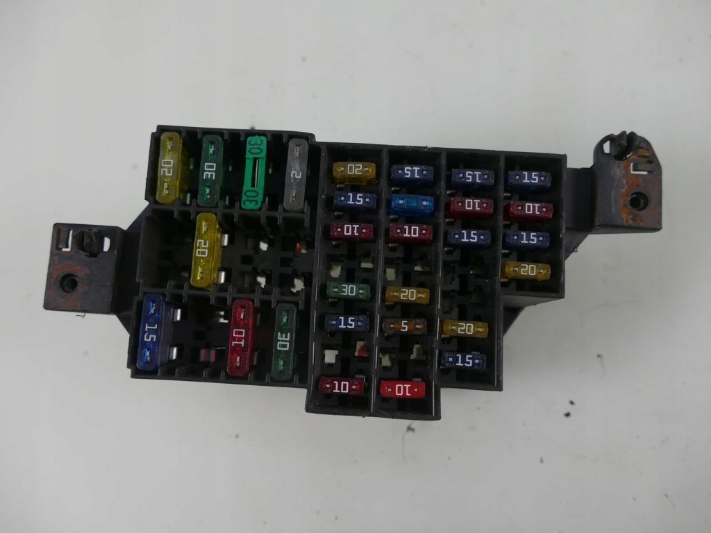 Купить Коробка предохранителей renault оригинальный номер 7703297597