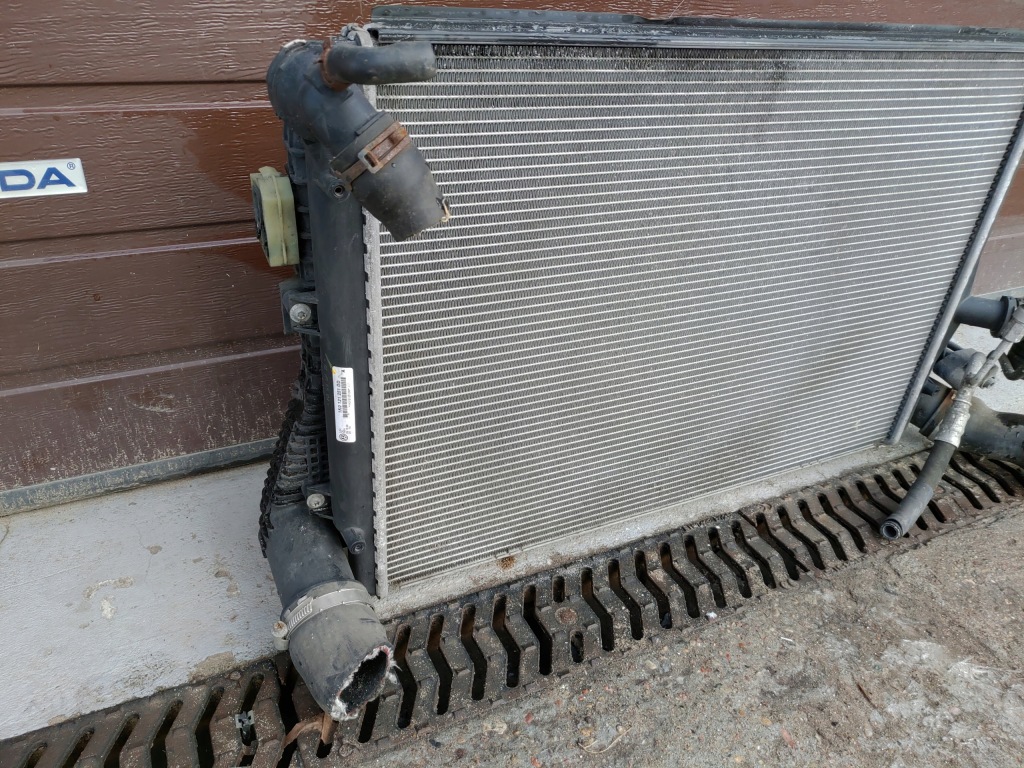 Комплект радіатор води кондиціонер інтеркулер 1.6 tdi audi a3 8p рестайлінг  lata 08-12 Зі Шроту