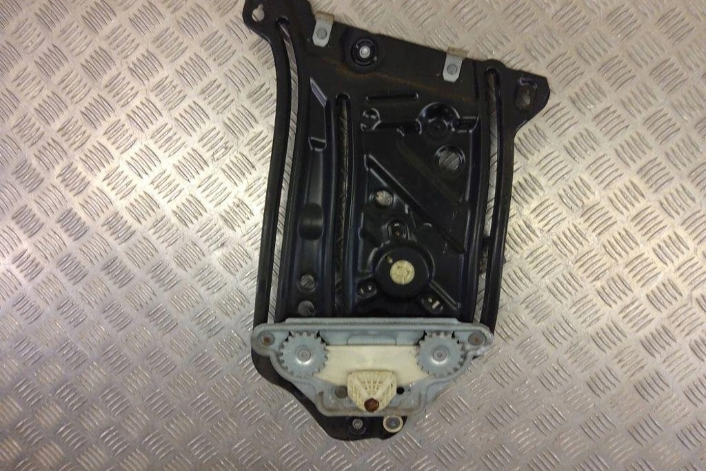 фото №7, Подъемник стекло задних левых дверь bmw 1 coupe e82 7165593 2.0l дизель