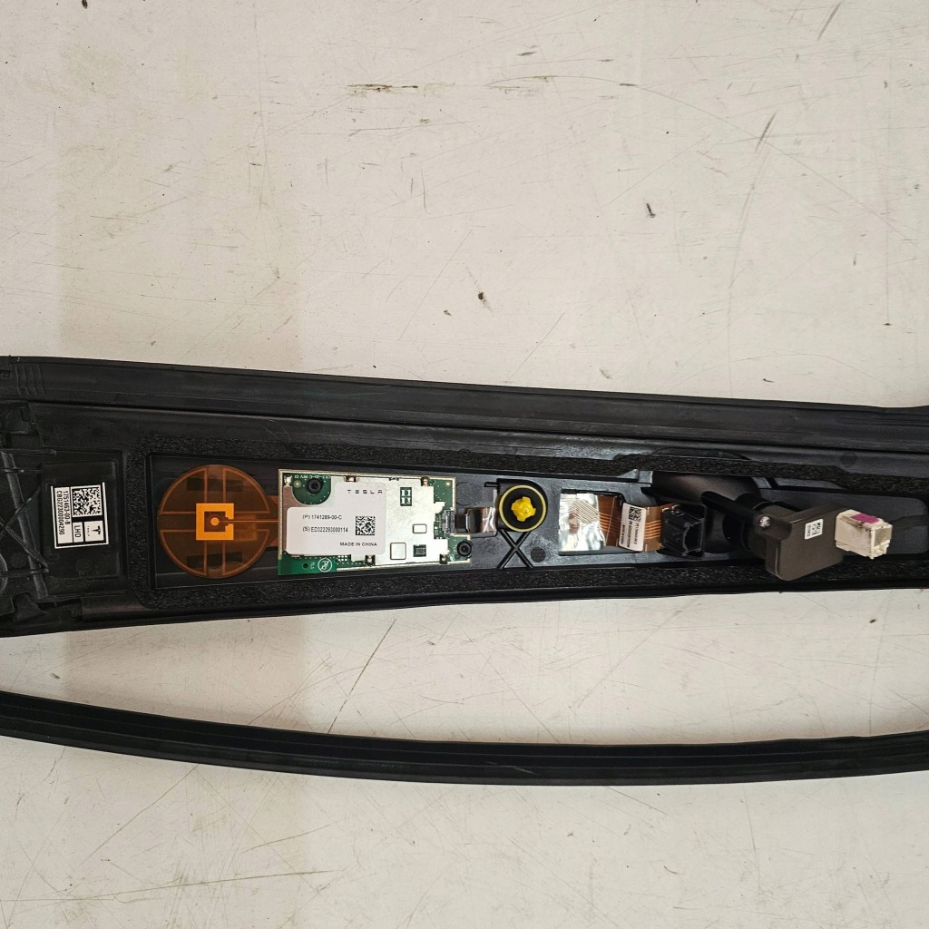 фото №10, Молдинг защита стойка камера правая tesla x plaid 2022r 1751463-00-b