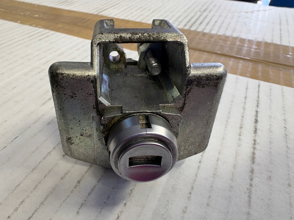 Купити Mini cooper r56 вкладка замка лівий перед n0503219