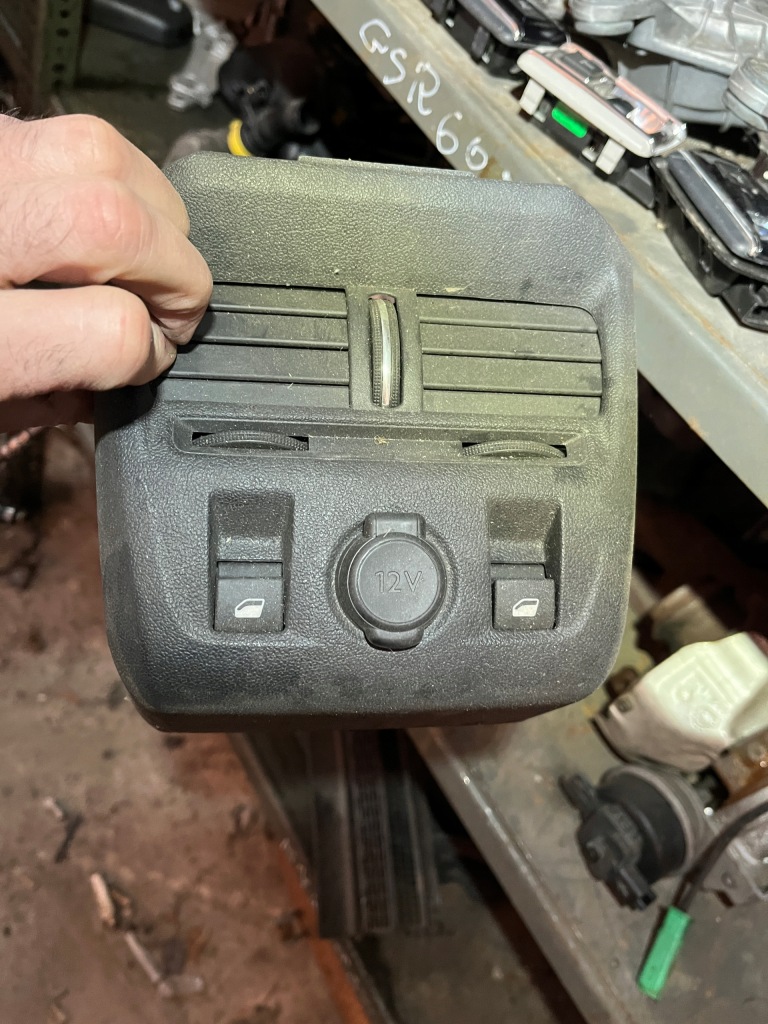 фото №1, Решётка впуск воздуха citroen ds5 оригинал подлокотник