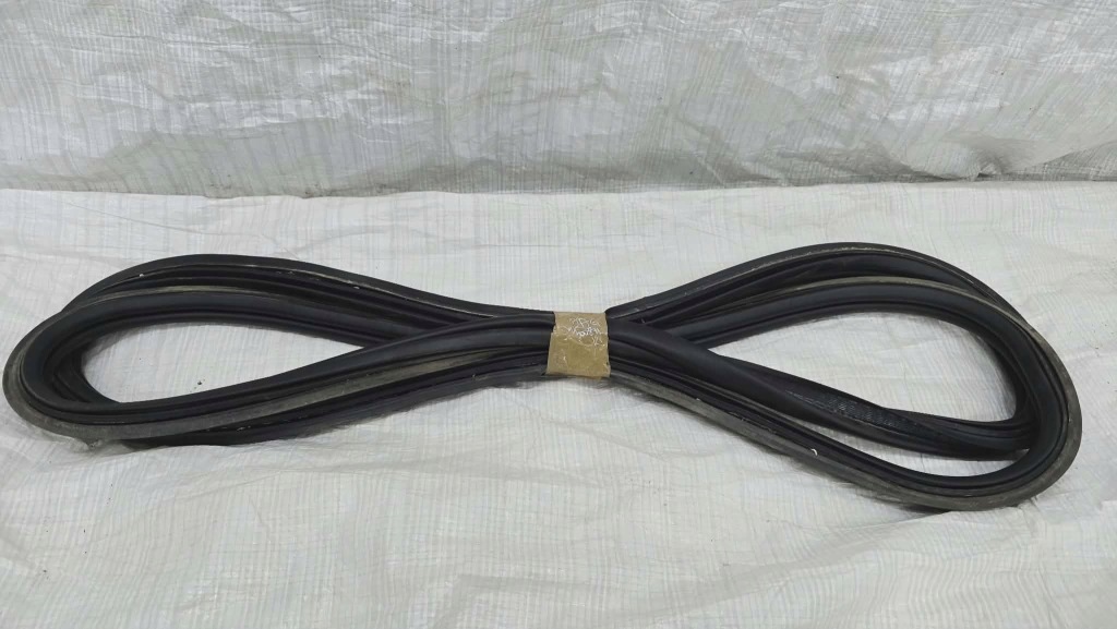 фото №1, Прокладка кришки багажника peugeot 3008 ii lift 9811603080