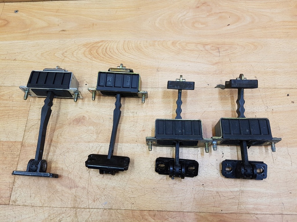 фото №1, Ограничитель дверь задняя mercedes w203