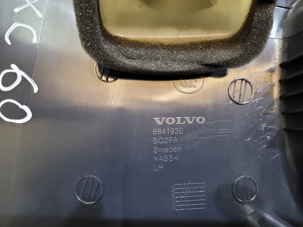 Захист накладка стійка ліва 6841930 volvo xc60 i в Україні