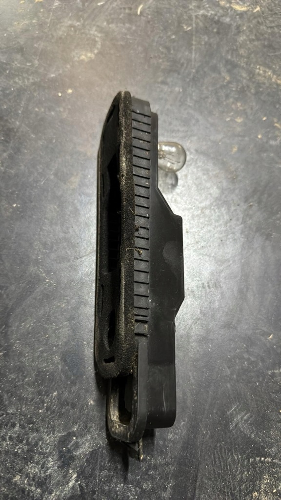 Вкладиш фари ліве / правий задні задній trafic vivaro primastar 25467008 оригінальний номер в Україні