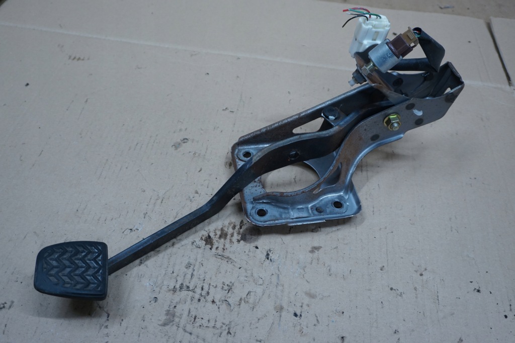 фото №1, Toyota rav4 педаль гальма 2,0 vvti 00-05r eu