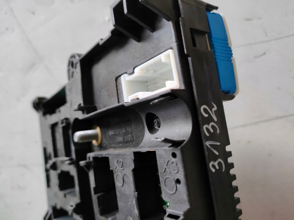 Bmw g30 коробка предохранителей 6837091 в Украине