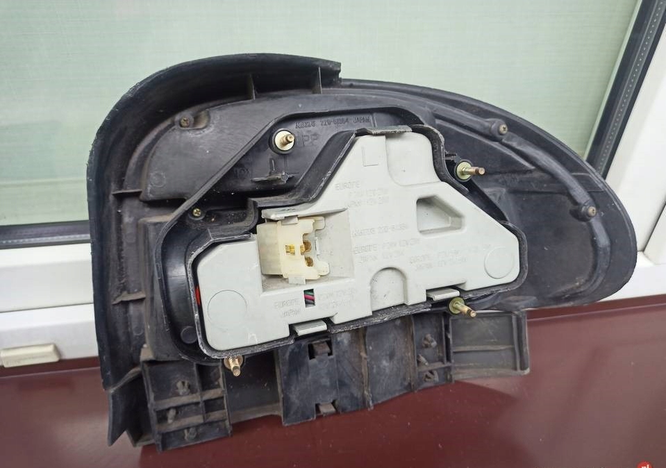 фото №6, Mazda 121 лампа задняя задняя левая молдинг маскировочная вкладыш