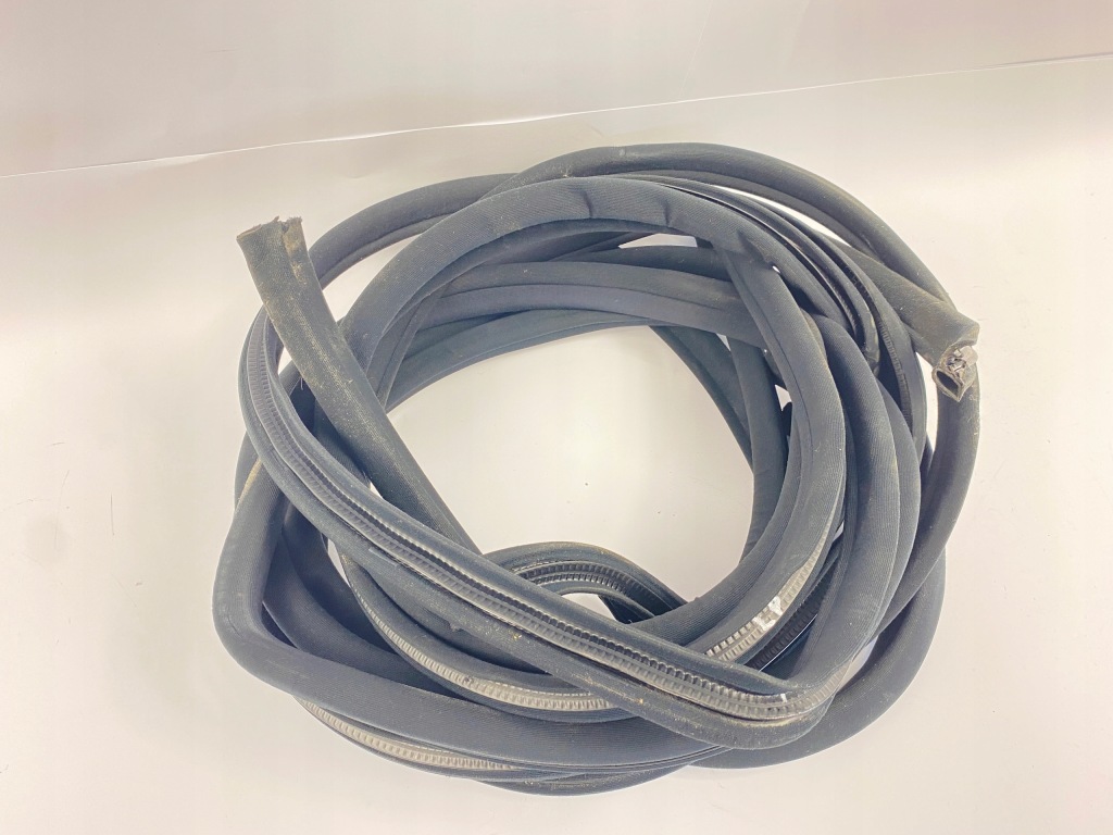 Уплотнители велюровые дверь чёрные 4шт комплект  mercedes w140 Недорого