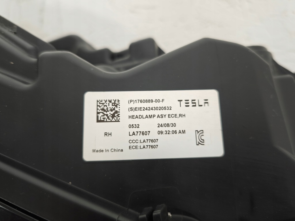 Tesla model 3 рестайлінг  23- full led фара фара правий правий 1760889-00-f в Україні