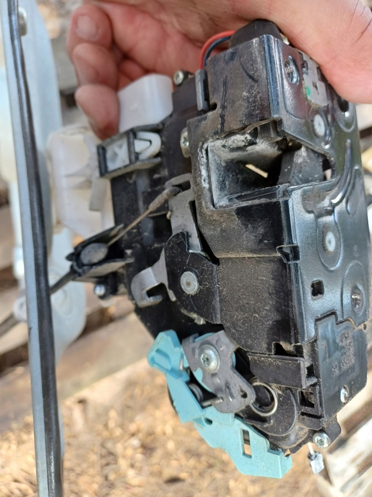 Замок ліве перед дверей volkswagen caddy 3 рестайлінг  3d1837015ar Зі Шроту