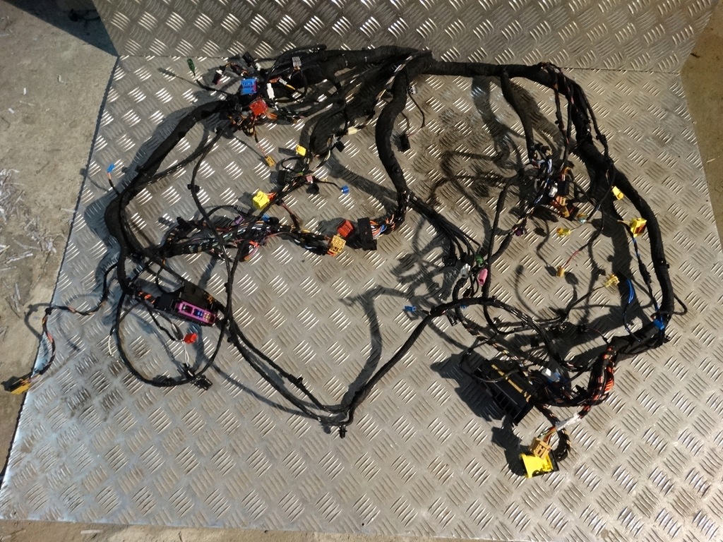 фото №1, Idealna електропроводка консолі audi e-tron gt 1