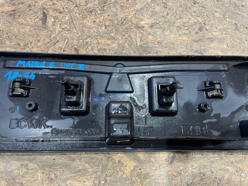 фото №12, Mazda 3 bp iv 4 19- hb молдинг подкладка pod номерной знак бампер перед передняя