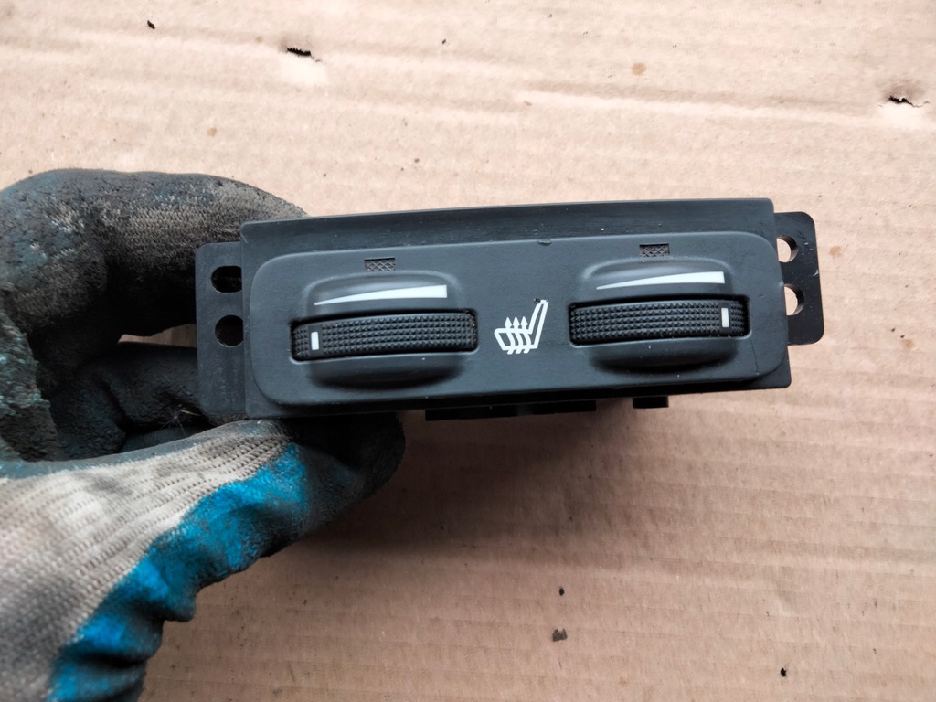 фото №1, Переключатель подогрев сидений toyota avensis t25 2.2 d-cat