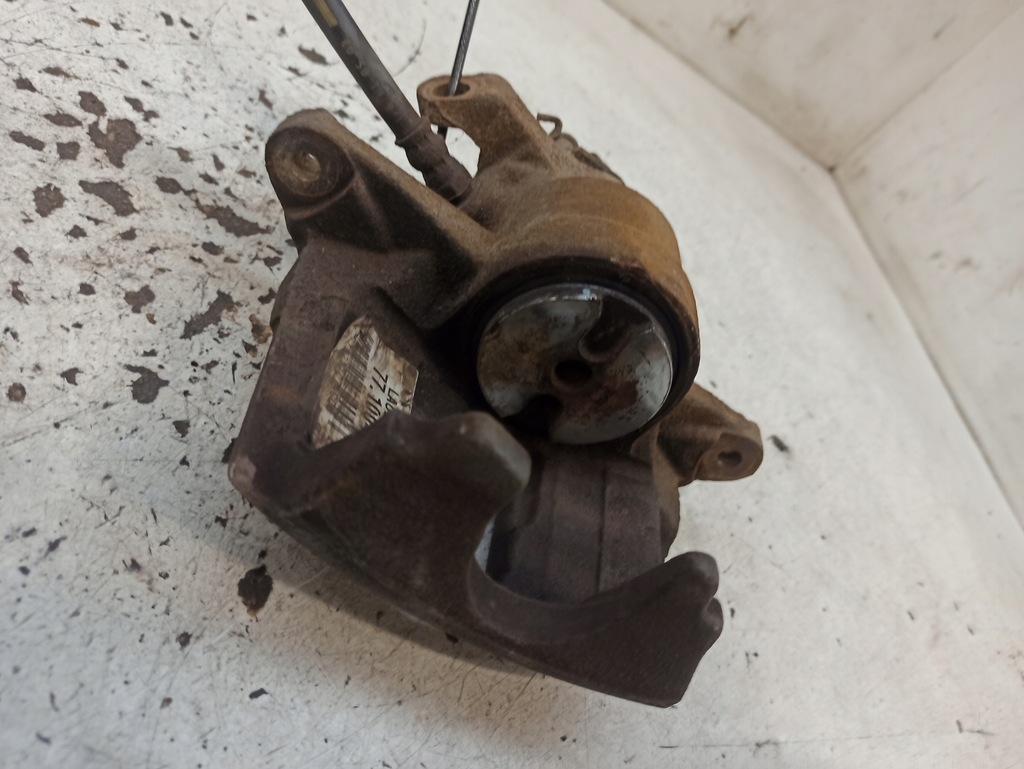 фото №11, Citroen c5 1 i 2.0 hdi суппорт тормозной левый перед