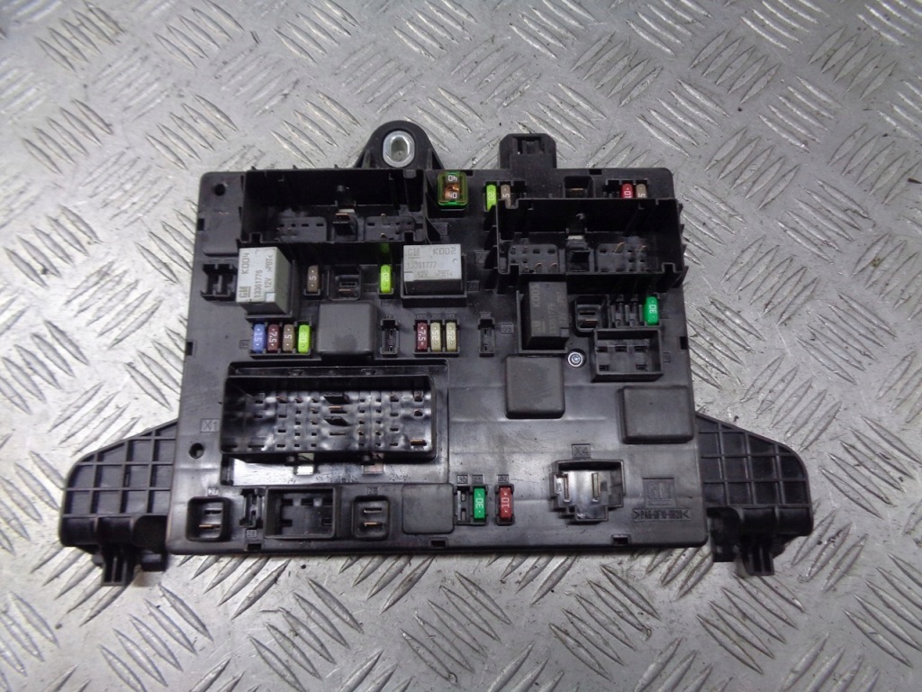 Купити Коробка запобіжників astra j 1.7 cdti 13302301