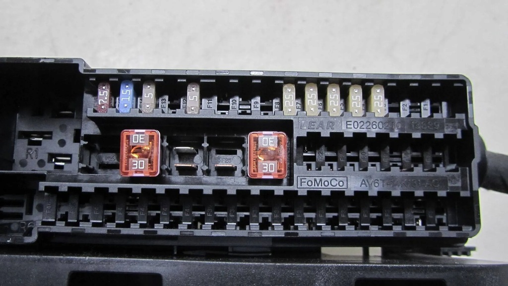 фото №5, Volvo v40 2.0 коробка предохранителей 12-