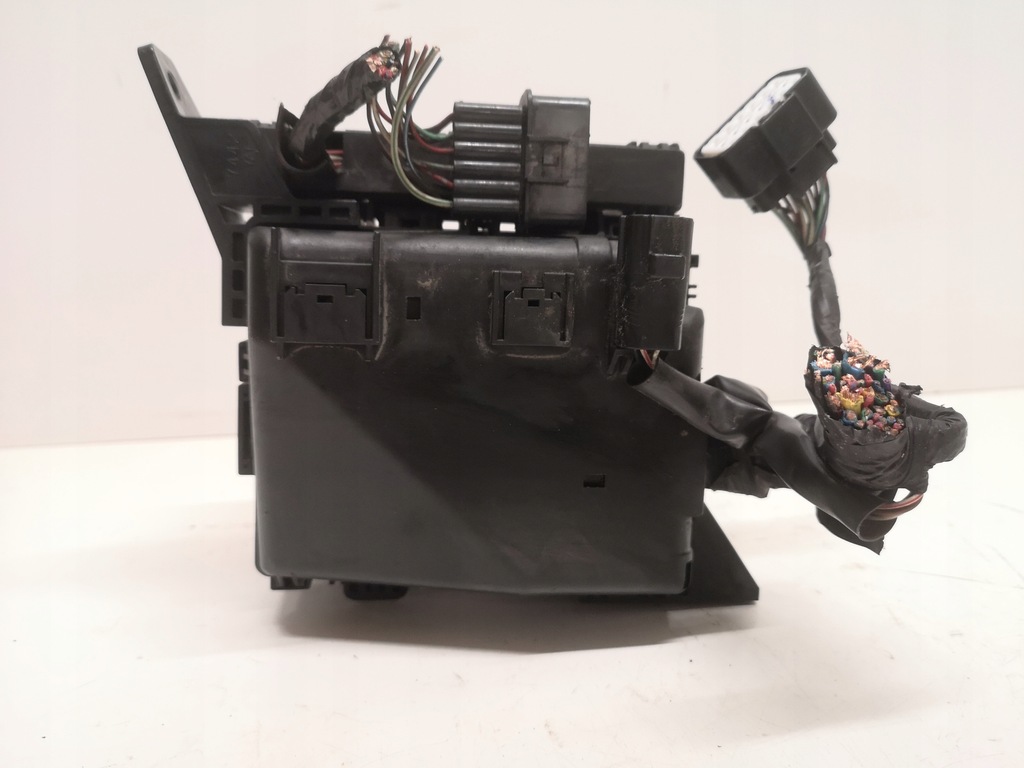 фото №9, Mitsubishi grandis 2.4 03- коробка предохранителей