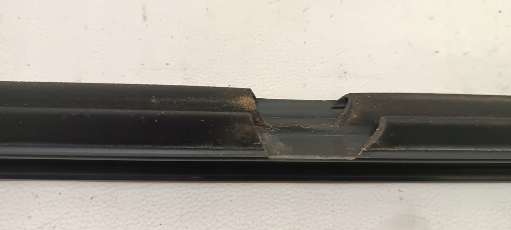 фото №6, Mercedes w205 c43 17r молдинг ущільнювач лівий задня