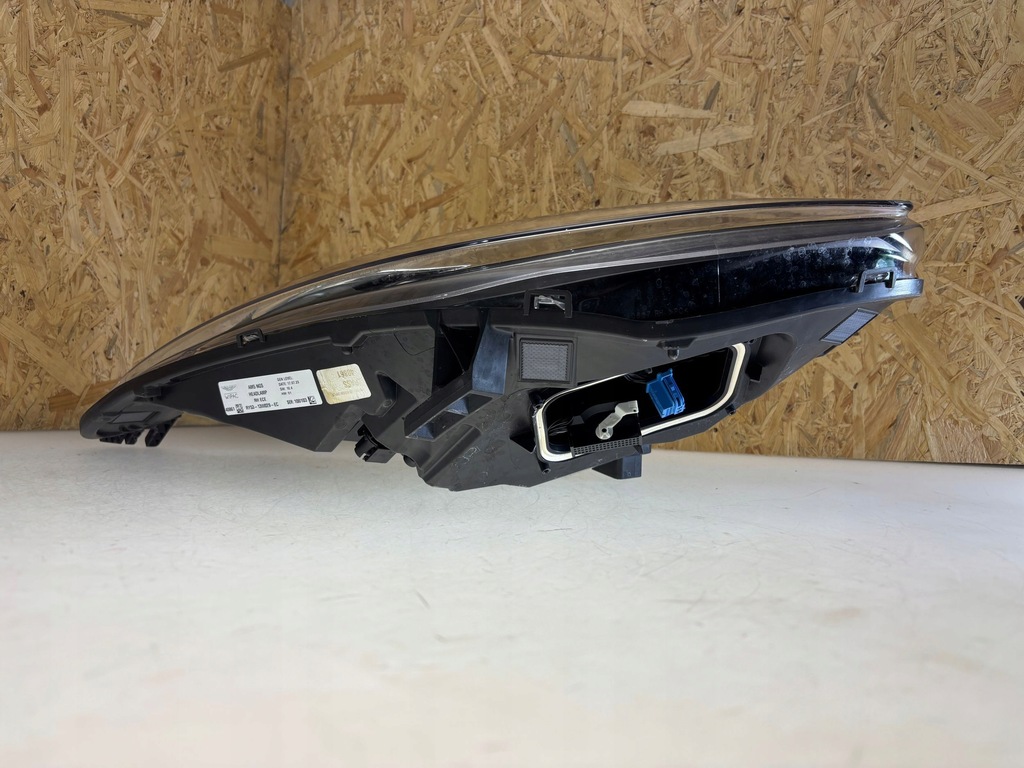 фото №10, Aston martin db12 2024 лампи передні