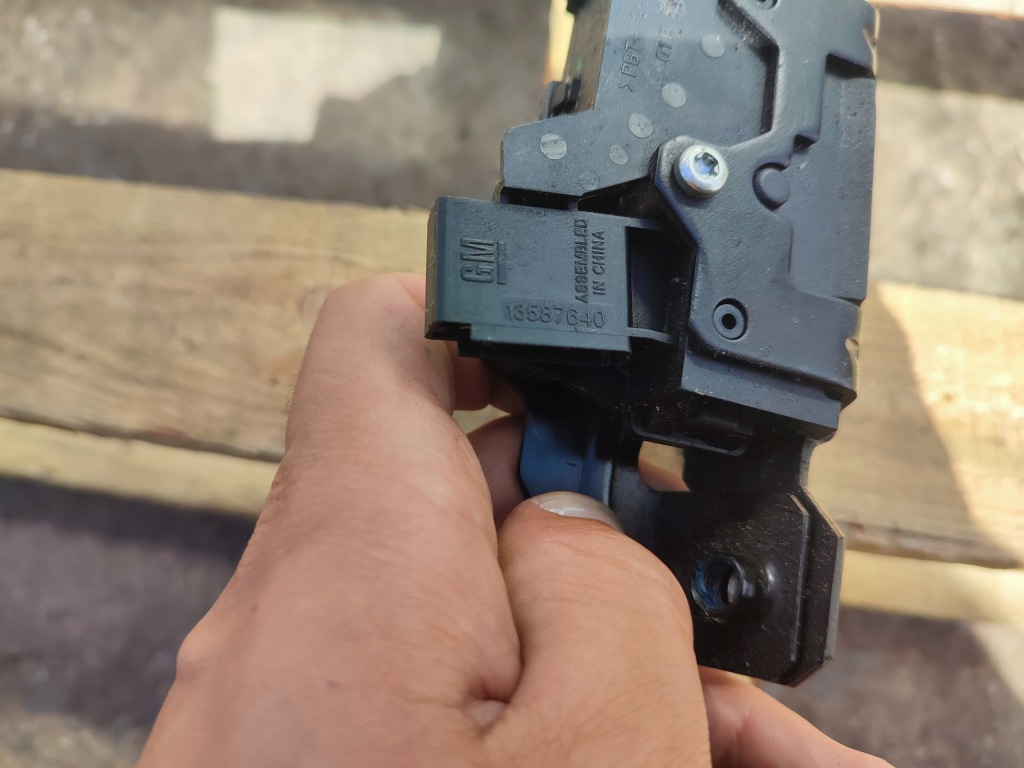 Замок кришки задній задній багажника opel mokka chevrolet trax 13587640 Недорого