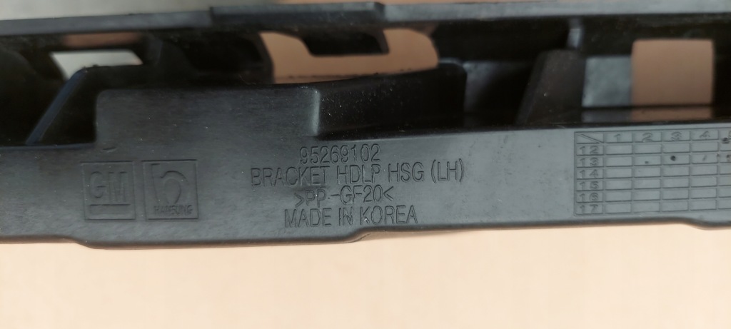 Напрямна лампи лівий перед chevrolet trax 12-16 95269102 в Україні