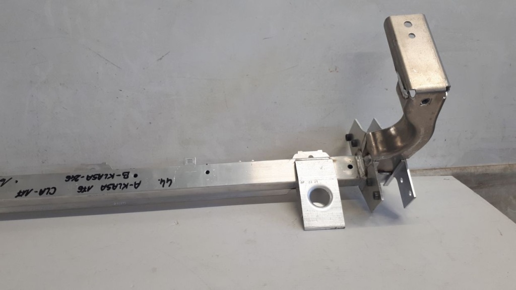 Mercedes a/b-246 2012 балка під  радіатор перед Зі Шроту