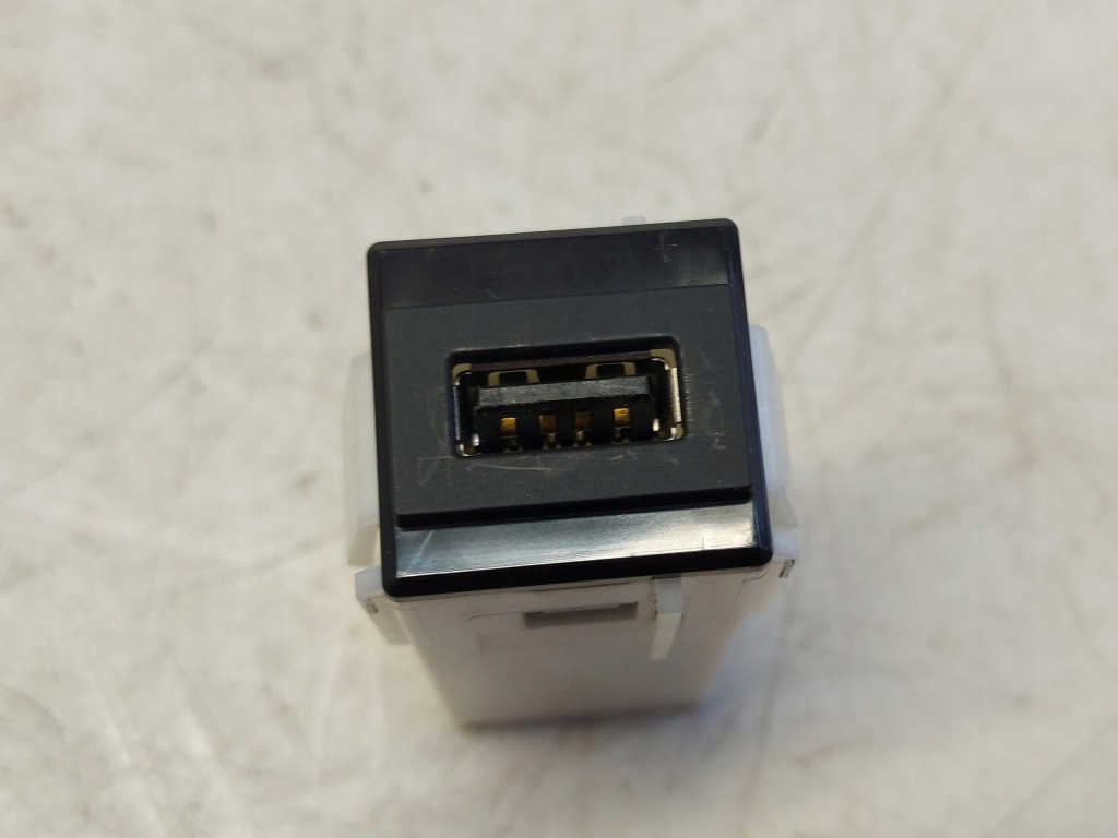 фото №1, Mazda cx30 роз'єм port usb bdgf669u0a