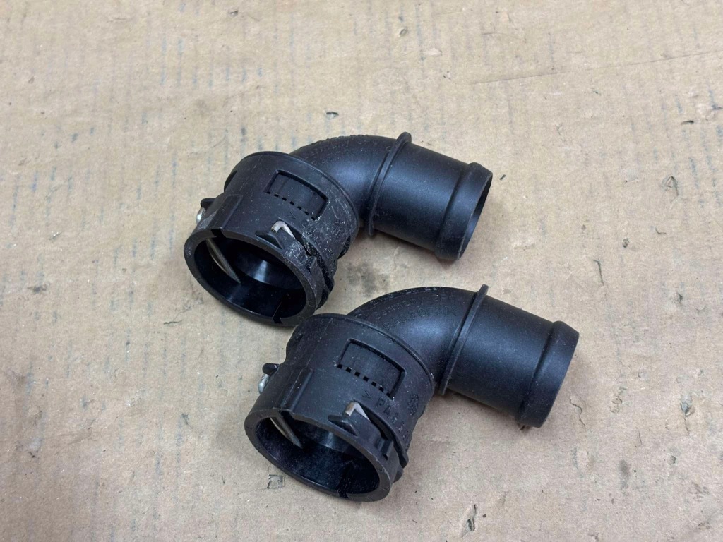 Патрубок системи охолодження коліно vw caddy 2k0122291 Недорого