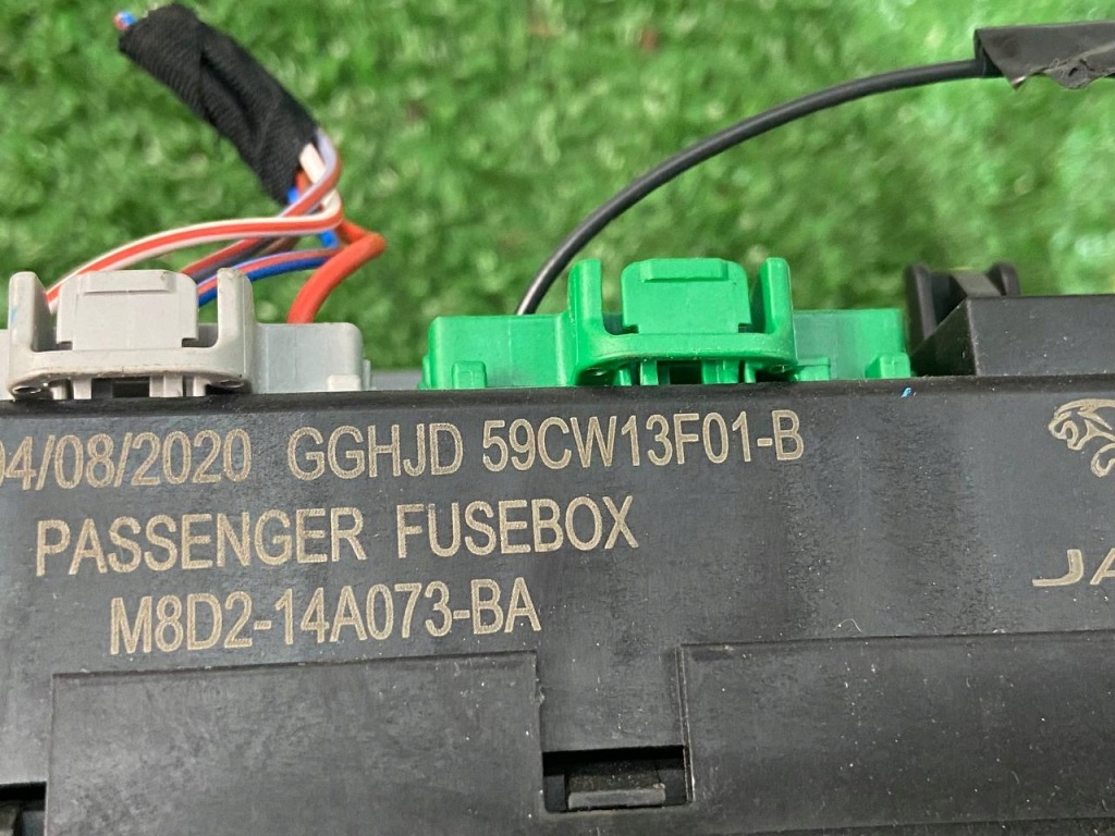 Коробка запобіжників land l550 m8d2-14a073-ba Доставка