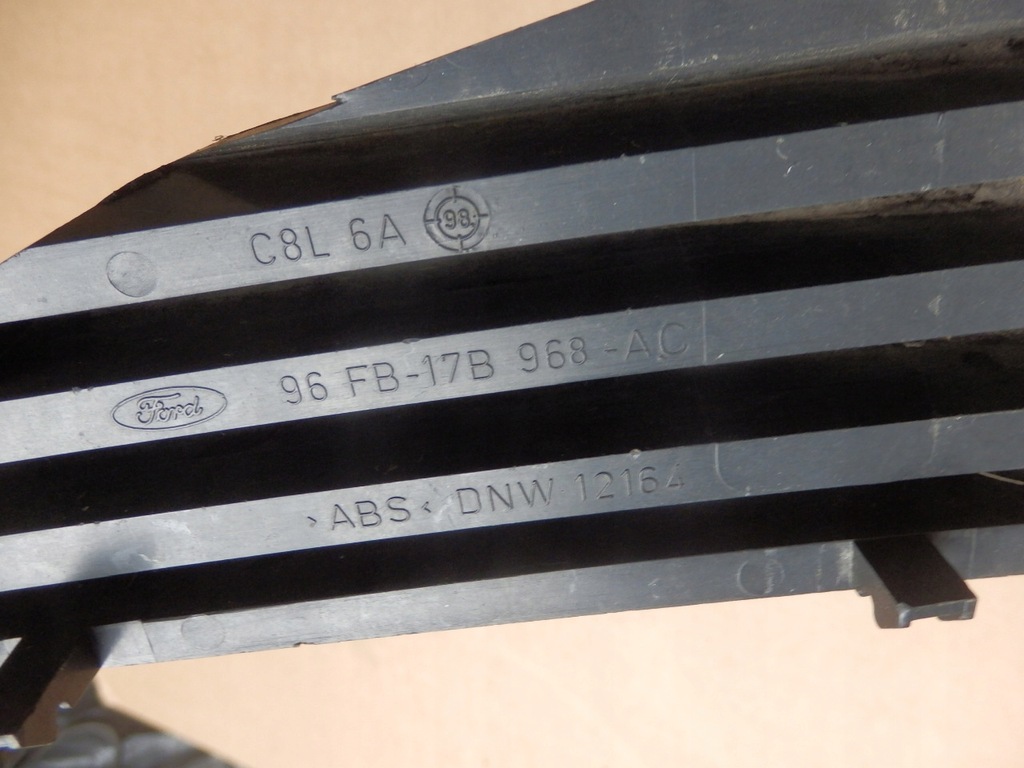 фото №9, Ford fiesta mk5 решітка середня бампер перед