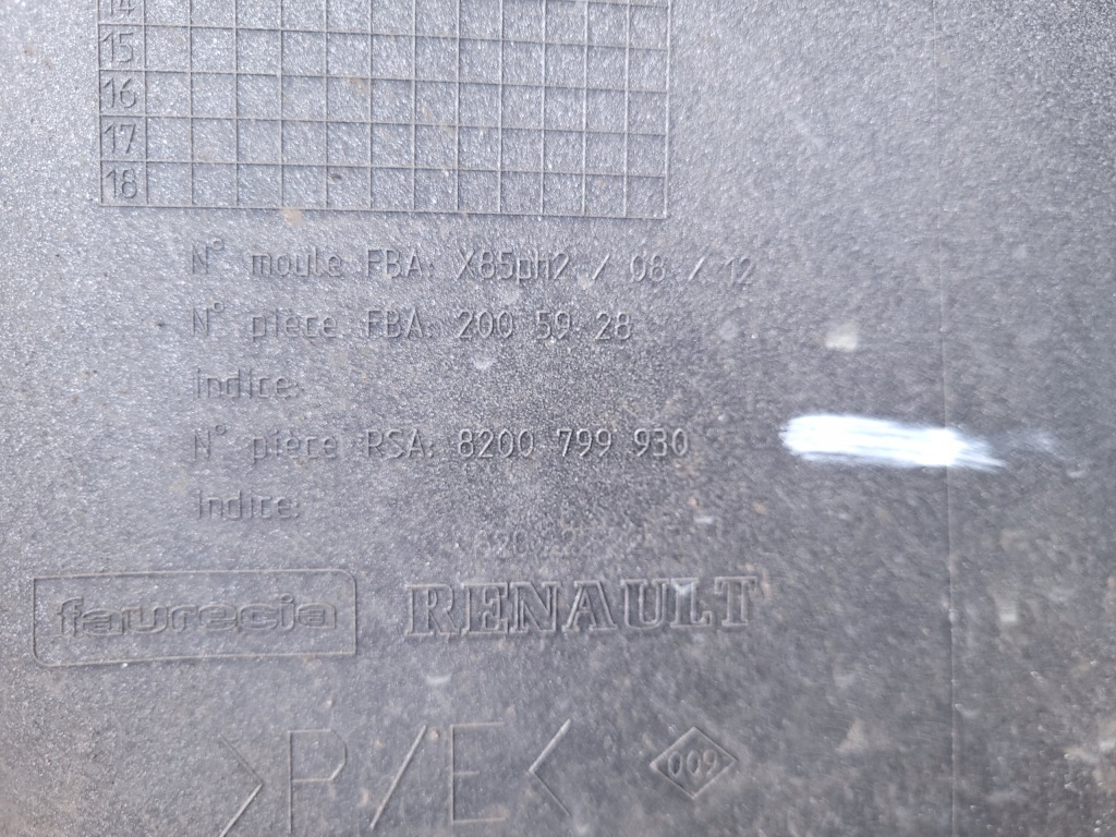 Renault clio 3 | бампер перед передний рестайлинг  8200799930 | 0497 с Разборки