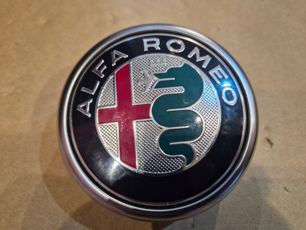 фото №1, Alfa romeo giulia значок решётка. oe. эмблема