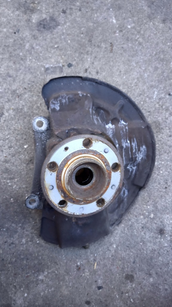 фото №1, Поворотный кулак левая volvo v70 ii 2.4b 01r