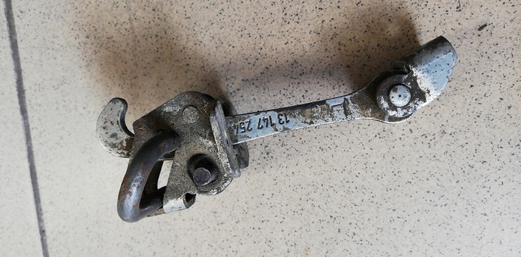 фото №1, Opel meriva ограничитель дверь задняя 13147254