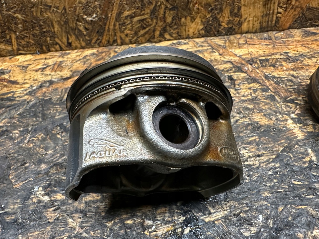 Поршень jaguar land rover 2.0 pt204 в Украине