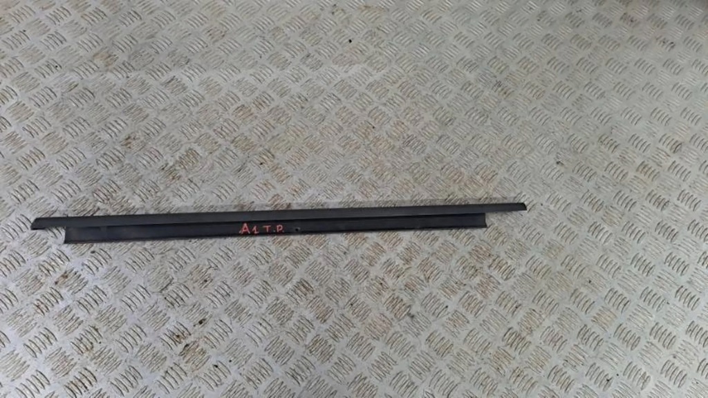 фото №1, Audi a1 8x молдинг уплотнитель дверь правая задняя