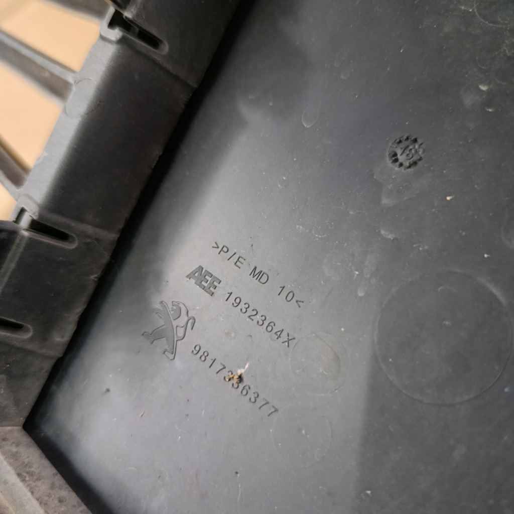 Купити Решітка бампера перед peugeot 508 ii 9813566377