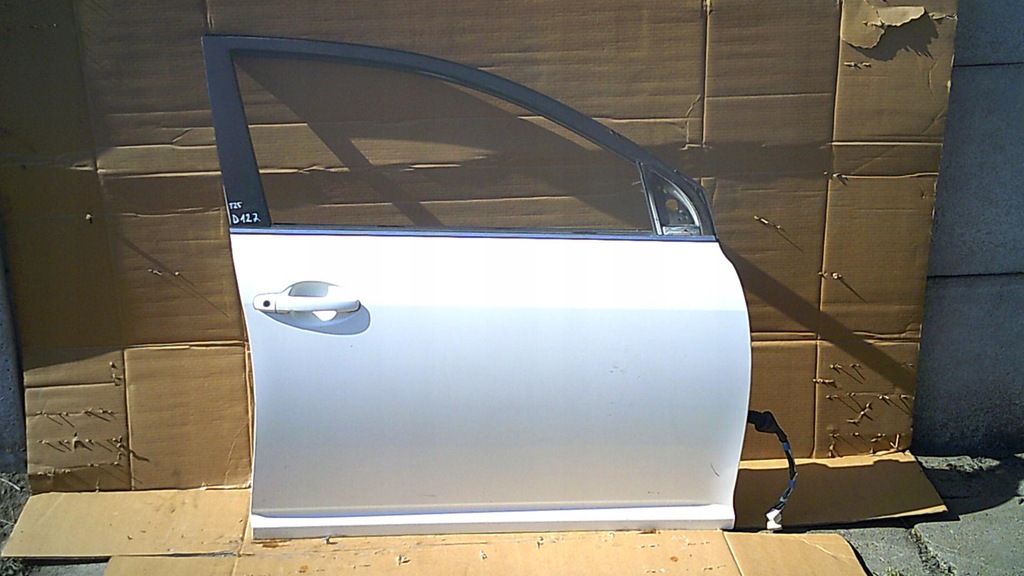 фото №1, Toyota avensis t25 двері праве передні