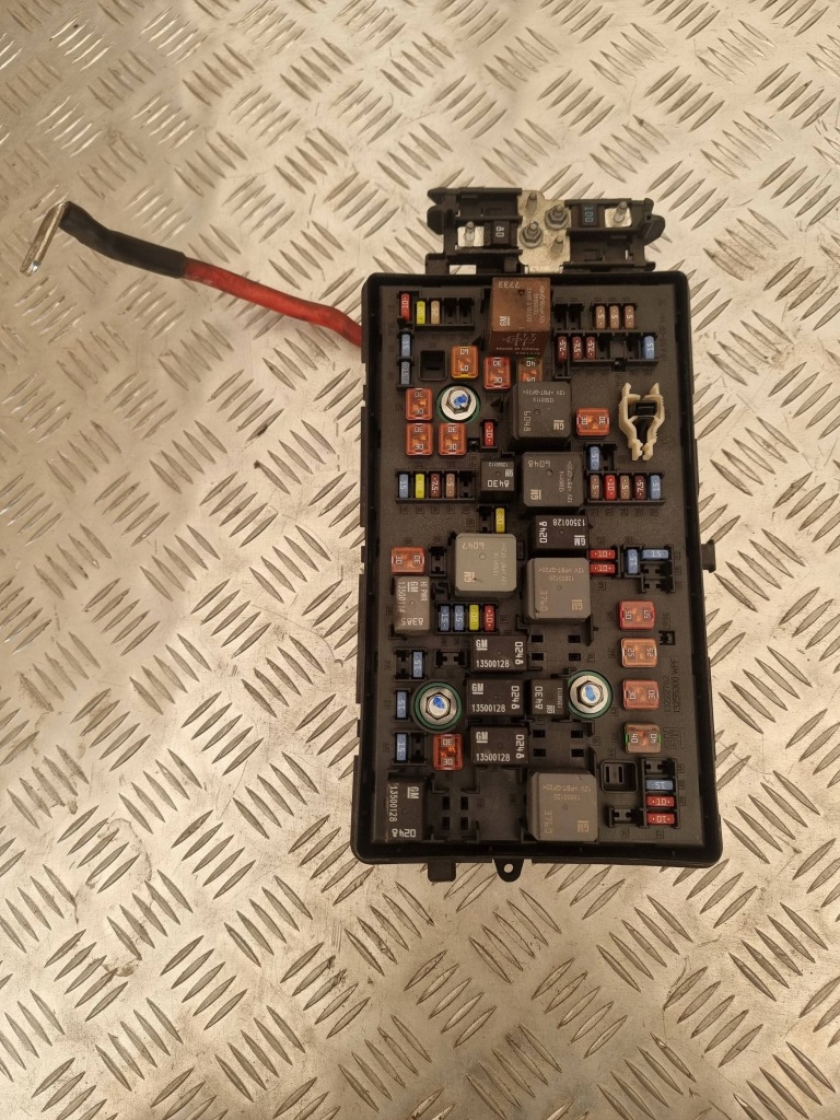 Купити Opel insignia a 2017 рамка / модуль запобіжників 13485544