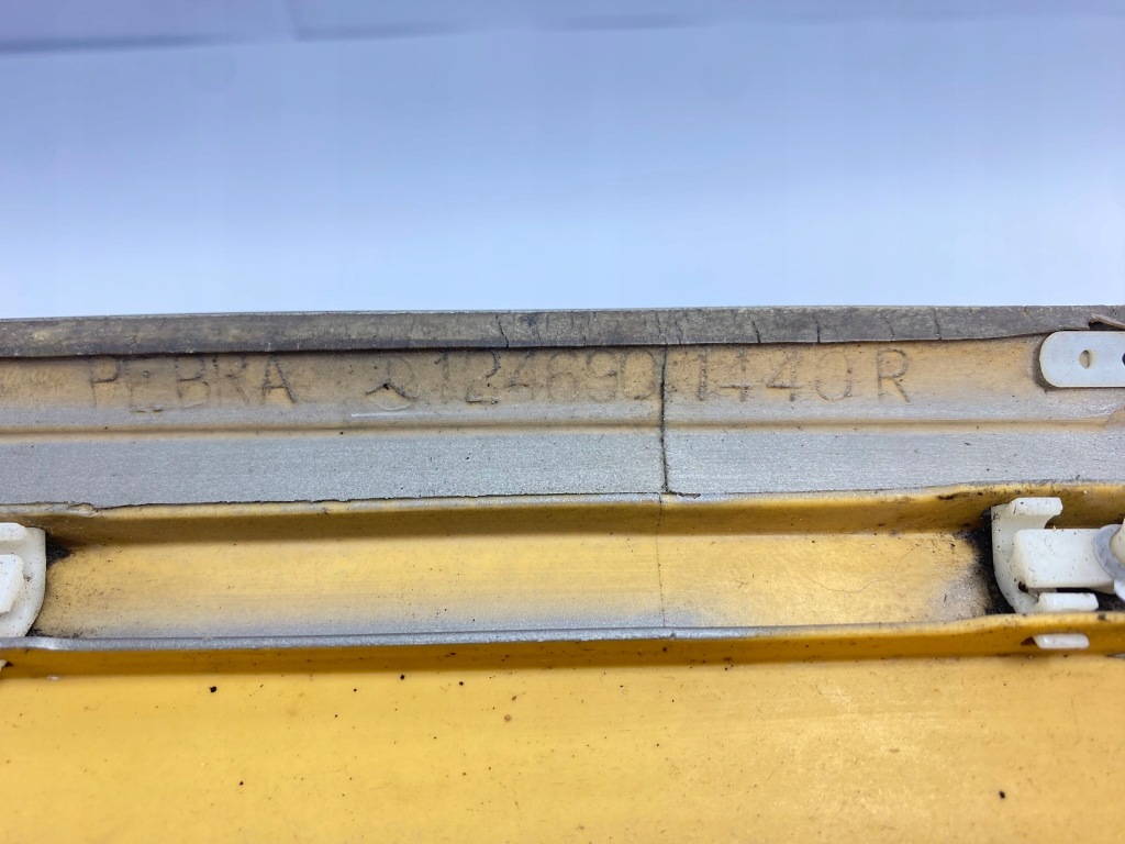 Хром широка молдинг бічна крила правий перед mercedes w124 1246901440 Оригінал