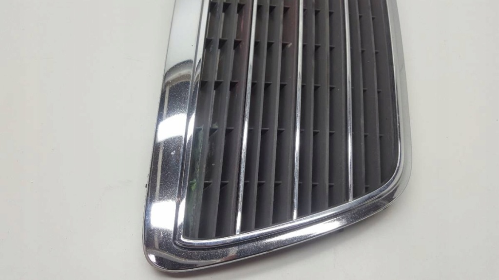 Решітка  передні  mercedes w210 2108800583 в Україні