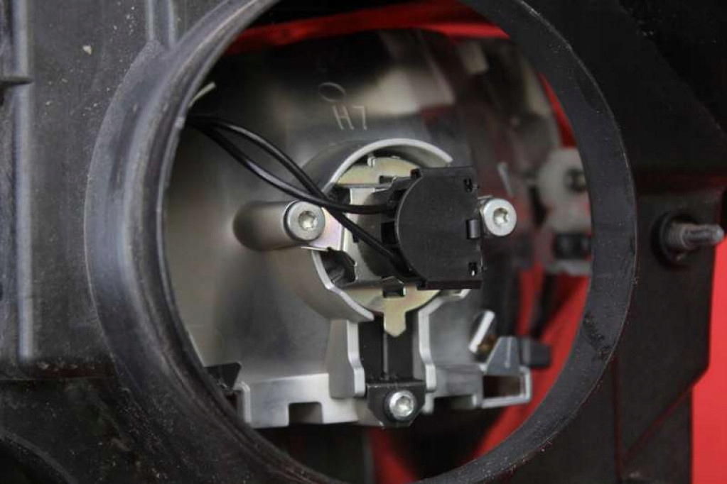 фото №9, Фара правый лампа перед uk 9681873680 citroen c3 picasso 08-17