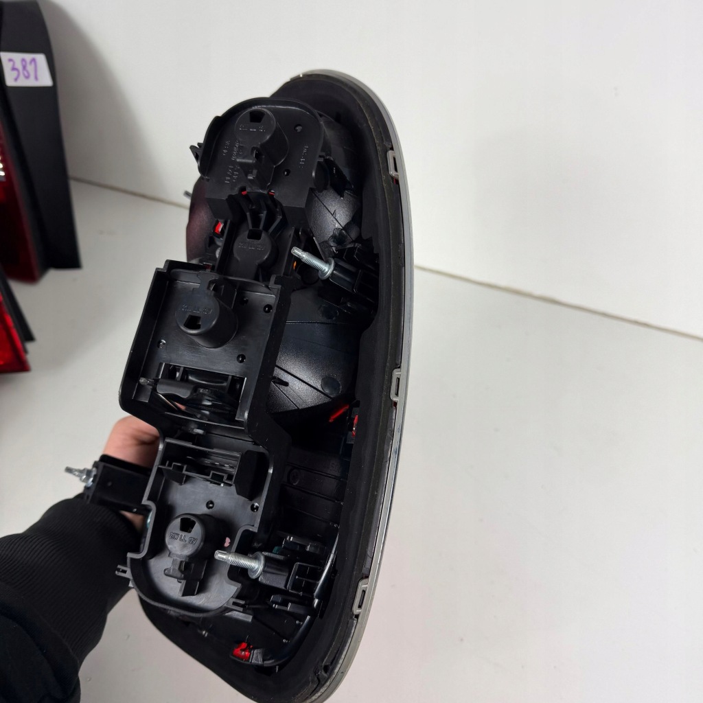 Лампа левый задний  левая задняя mini countryman r60 оригинальный номер оригинал 9808153 Цена