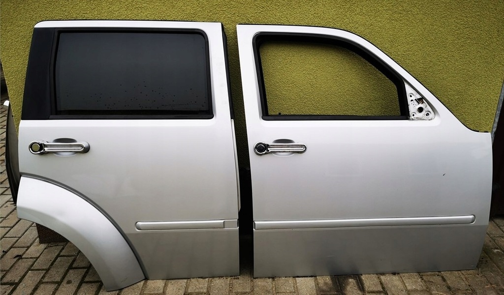 фото №1, Dodge nitro дверь правое перед полный демонтаж